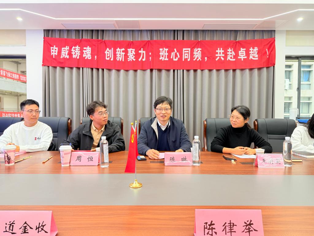 一群人在餐厅里AI 生成的内容可能不正确。